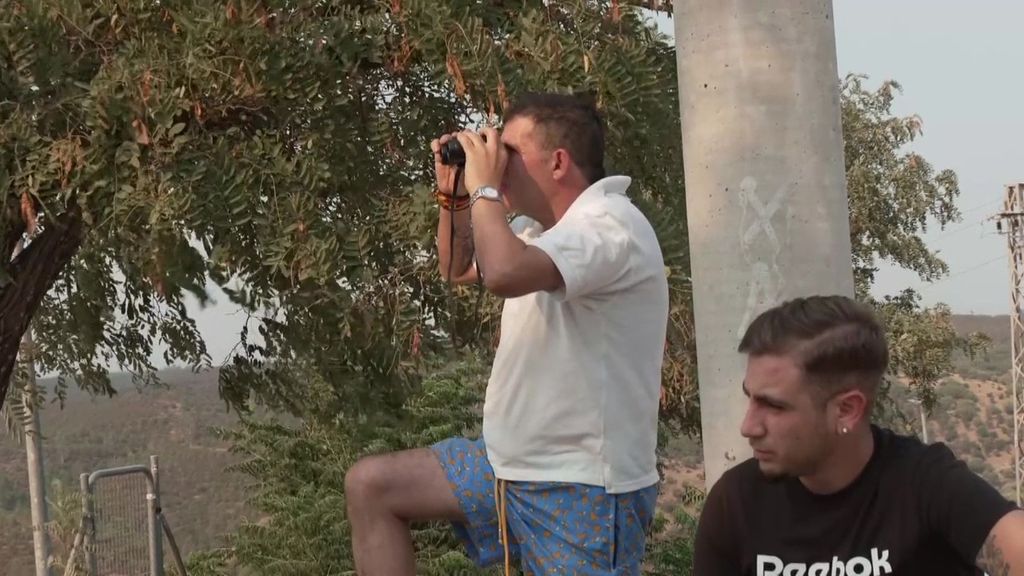 La angustia de los vecinos desalojados por el incendio de Niebla: "Hay mucha gente del pueblo que se está dejando la vida"