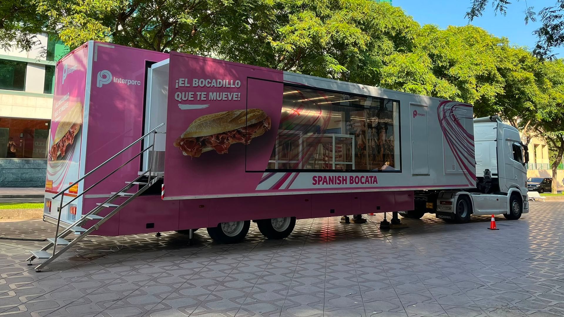 La unidad móvil que promociona los bocadillos de jamón en Tarragona La unidad móvil que promociona los bocadillos de jamón en Tarragona