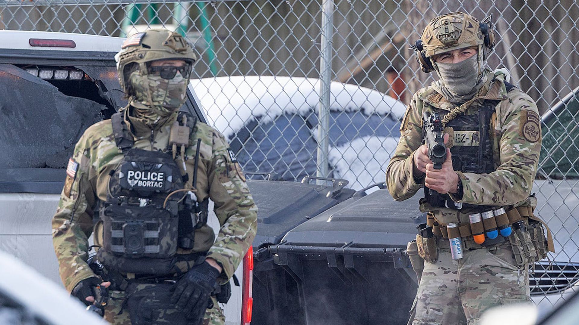 Los polémicos guantes con descargas eléctricas que utilizarán los agentes del ICE para inmovilizar a las personas Los polémicos guantes con descargas eléctricas que utilizarán los agentes del ICE para inmovilizar a las personas