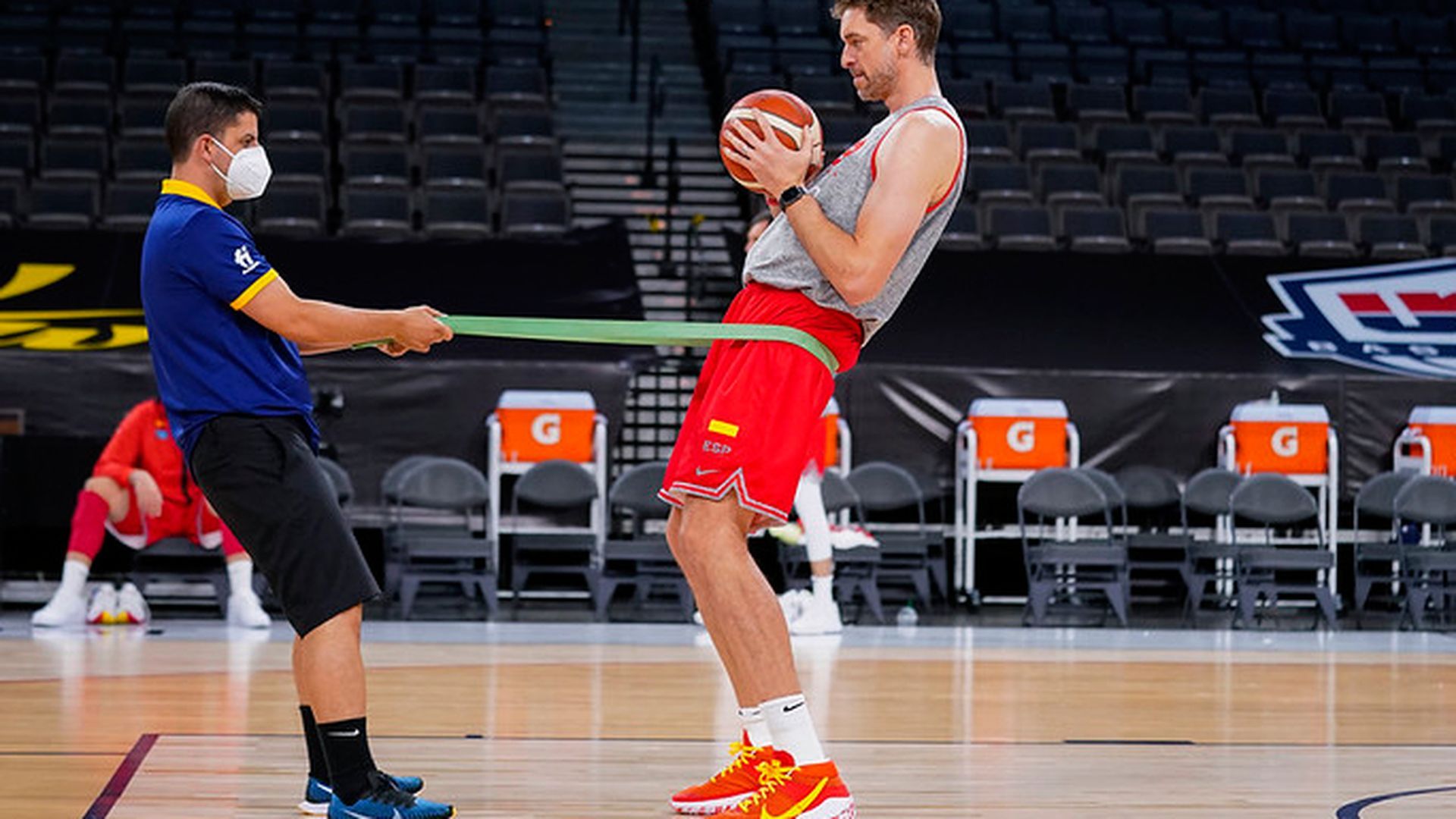 Los preparadores físicos trabajan con Pau Gasol Los preparadores físicos trabajan con Pau Gasol