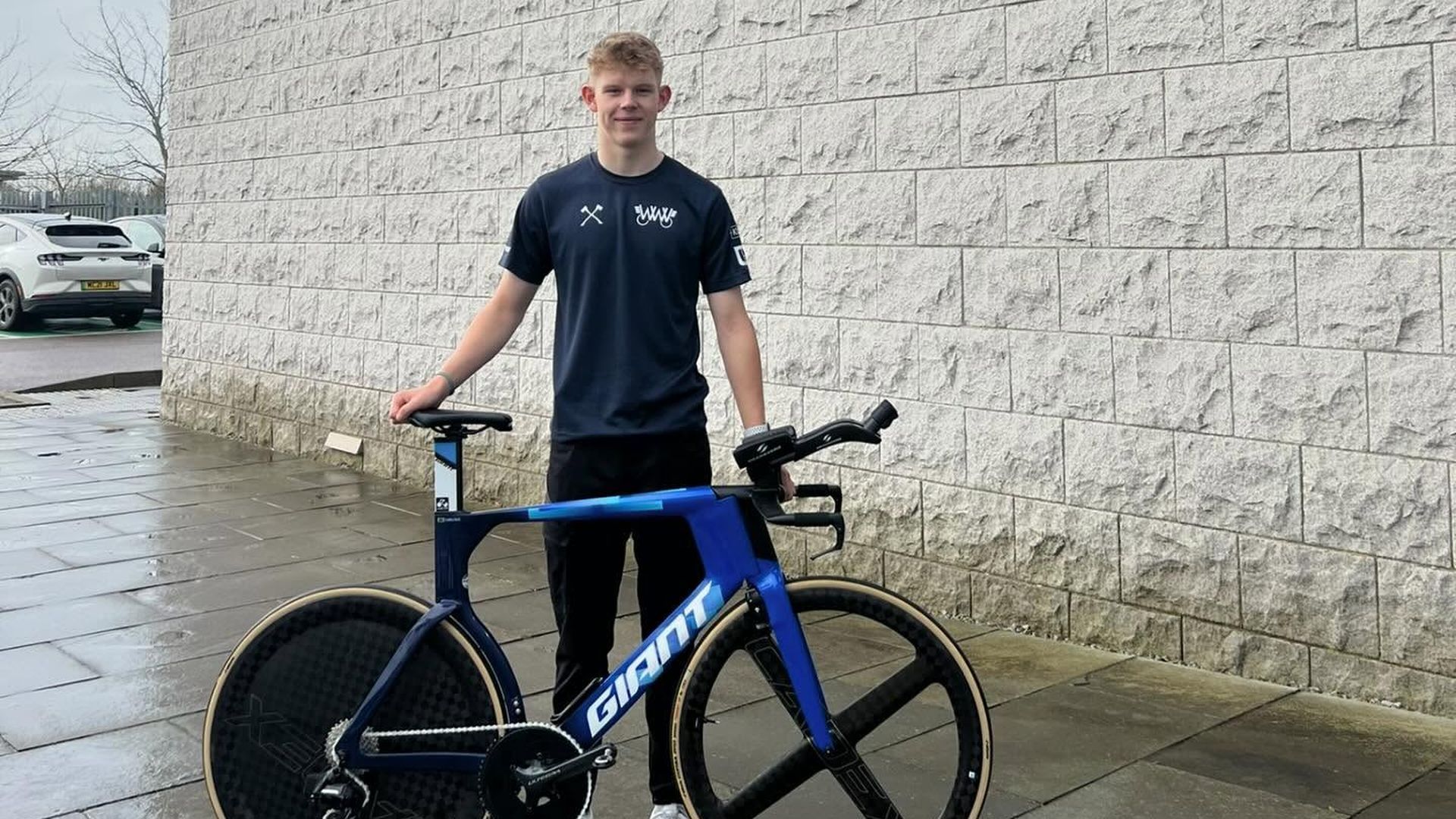 Muere el ciclista Finlay Tarling a los 19 años en la Vuelta a Portugal: atropellado por un coche que invadió la carretera Muere el ciclista Finlay Tarling a los 19 años en la Vuelta a Portugal: atropellado por un coche que invadió la carretera