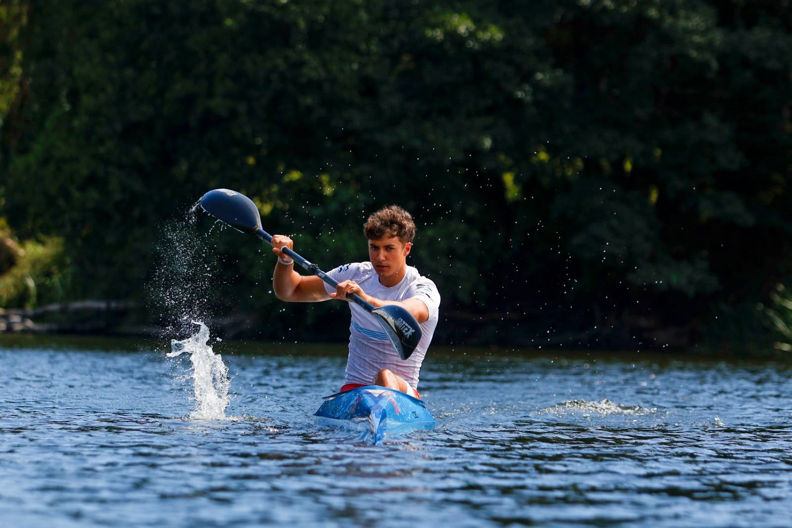 Nico Adega es campeón del mundo y de Europa de paracanoe