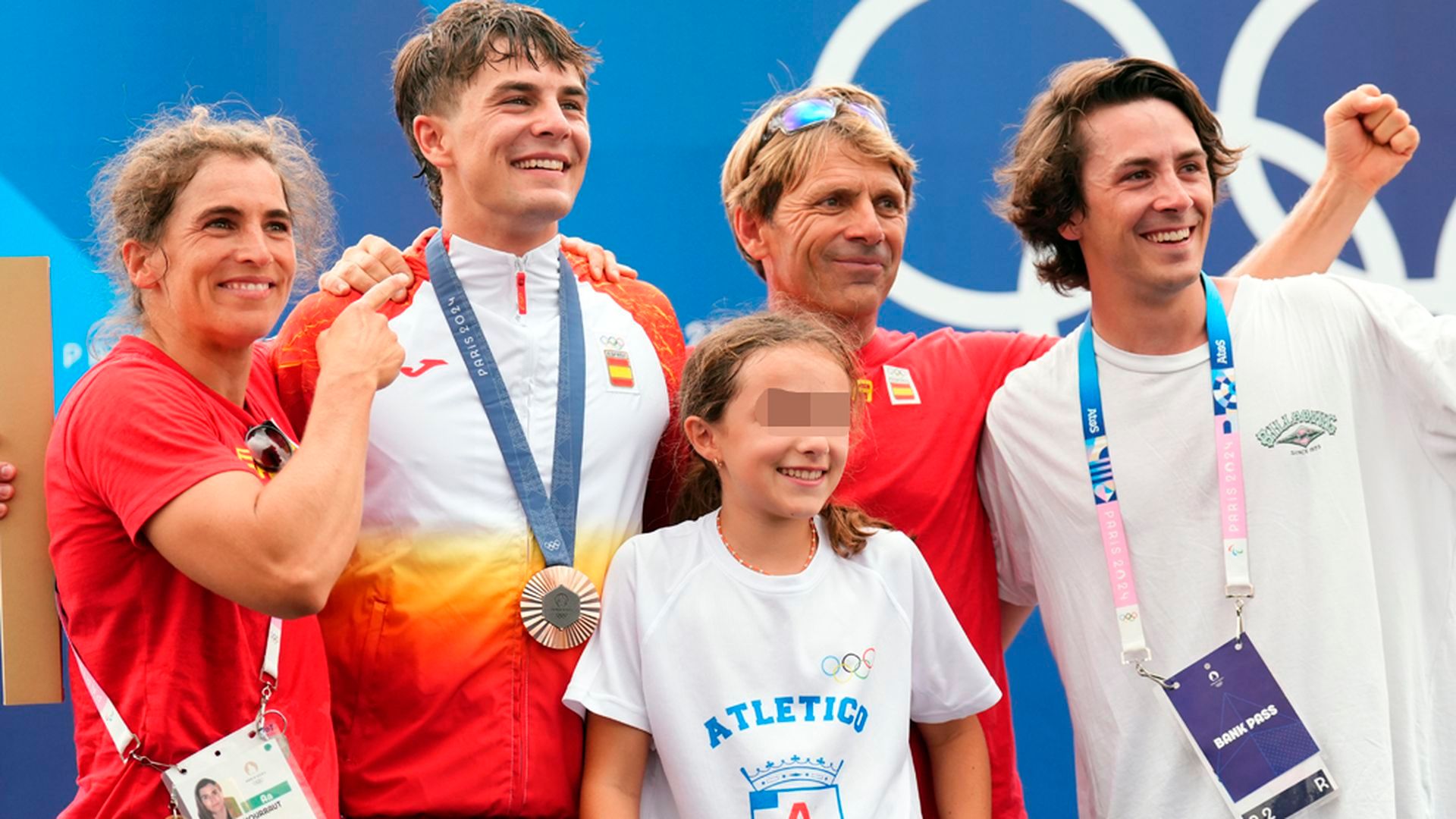Pau Echaniz, con su padre Xabi; la pareja de este, Maialen Chourraut; y sus hermanos Marc y Ane