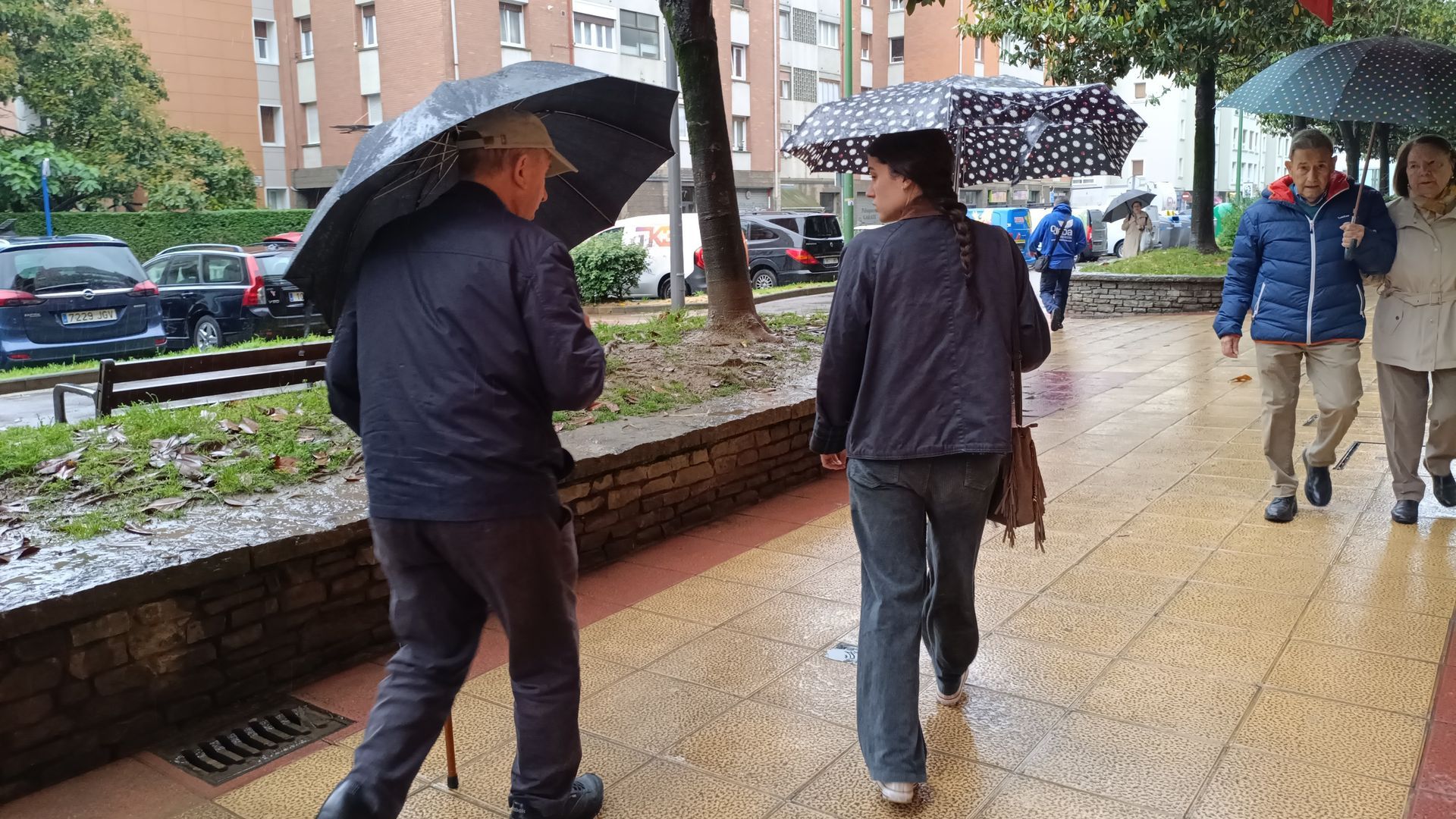 Personas con paraguas en una foto de archivo
