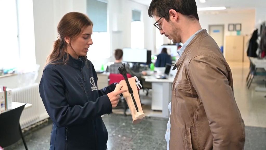 Pierre vuelve a caminar gracias a la primera prótesis personalizada de metamaterial del mundo: "He podido dejar las muletas en casa"