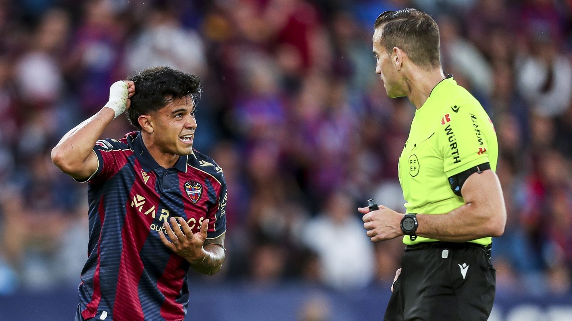 Roger Brugué hablando con Alberola Rojas durante un partido de la temporada pasada Roger Brugué hablando con Alberola Rojas durante un partido de la temporada pasada