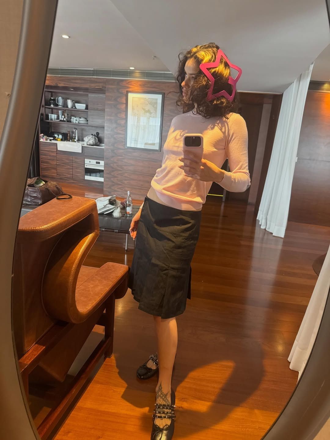 Rosalía con accesorio de pelo de Renata Rydbacken