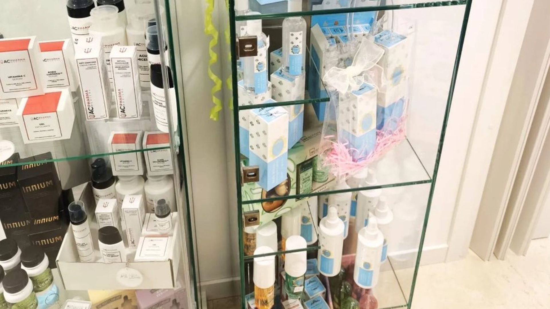 Un estante con medicamentos y productos en la clínica ilegal de San Roque Un estante con medicamentos y productos en la clínica ilegal de San Roque