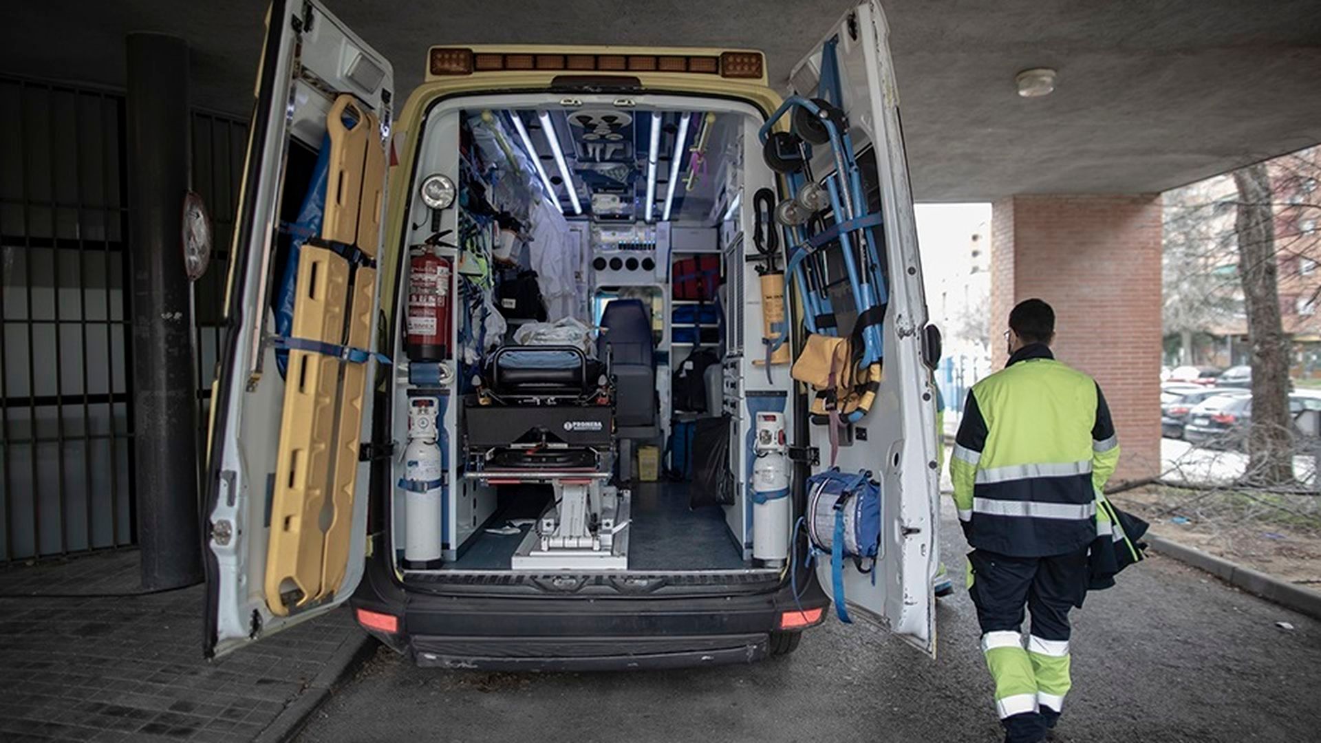 Una mujer da a luz en una UVI móvil tras esperar el autobús para parir en el hospital Una mujer da a luz en una UVI móvil tras esperar el autobús para parir en el hospital