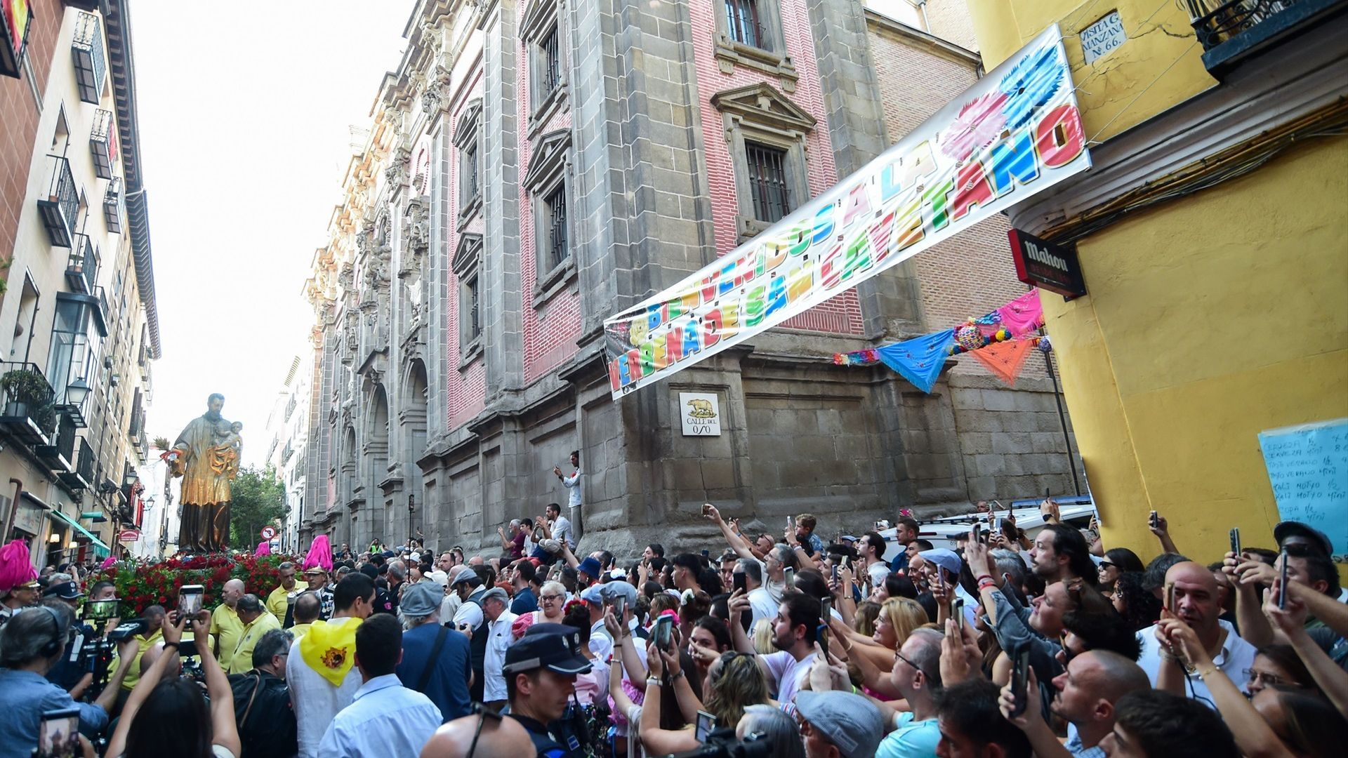 Una multitud de personas asisten a la procesión de la imagen de San Cayetano por las calles del barrio de La Latina durante las festividades del mismo, a 7 de agosto de 2026, en Madrid Una multitud de personas asisten a la procesión de la imagen de San Cayetano por las calles del barrio de La Latina durante las festividades del mismo, a 7 de agosto de 2026, en Madrid