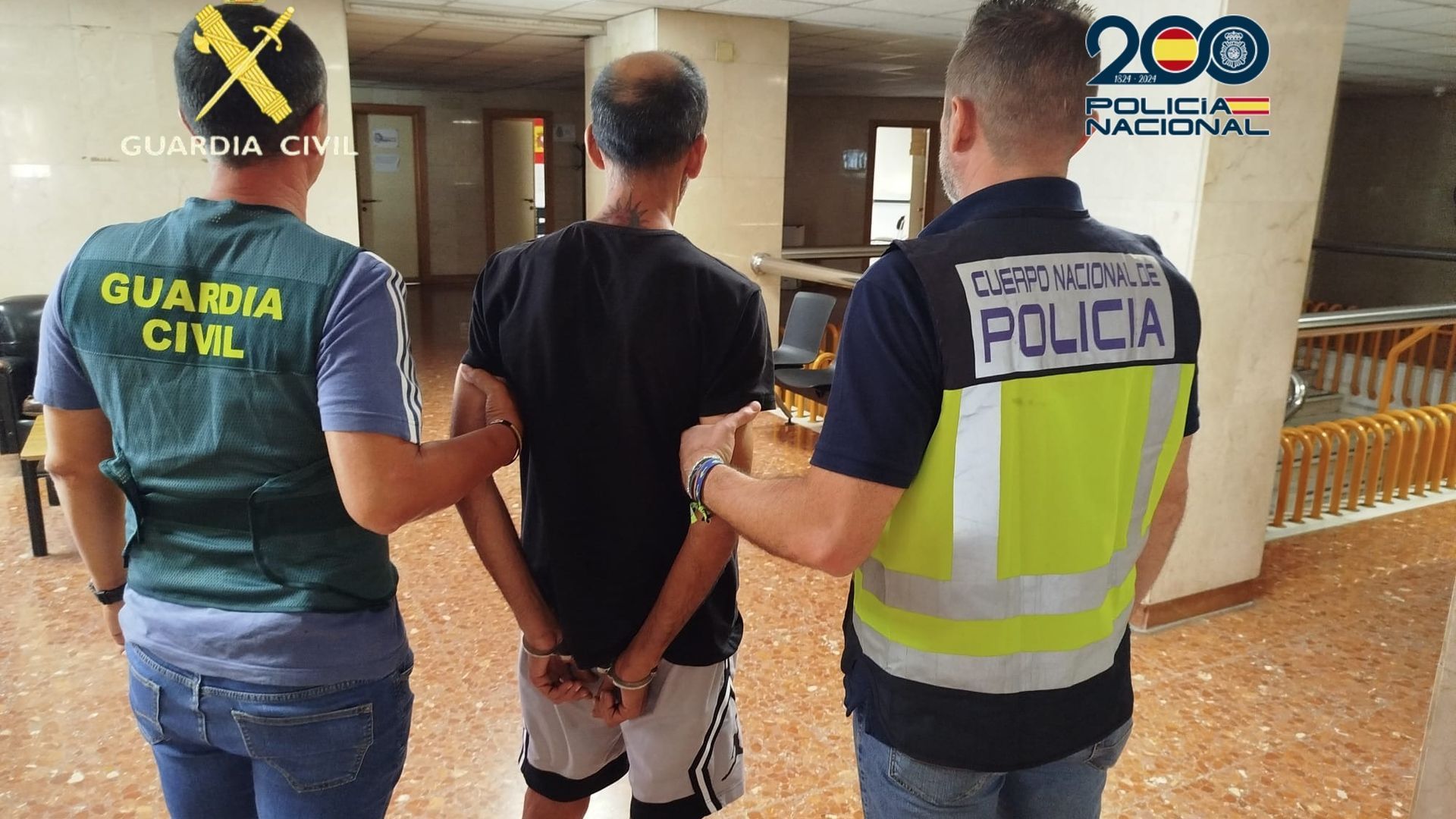 Uno de los detenidos por robar en viviendas tras hacerse con las llaves forzando vehículos estacionados Uno de los detenidos por robar en viviendas tras hacerse con las llaves forzando vehículos estacionados