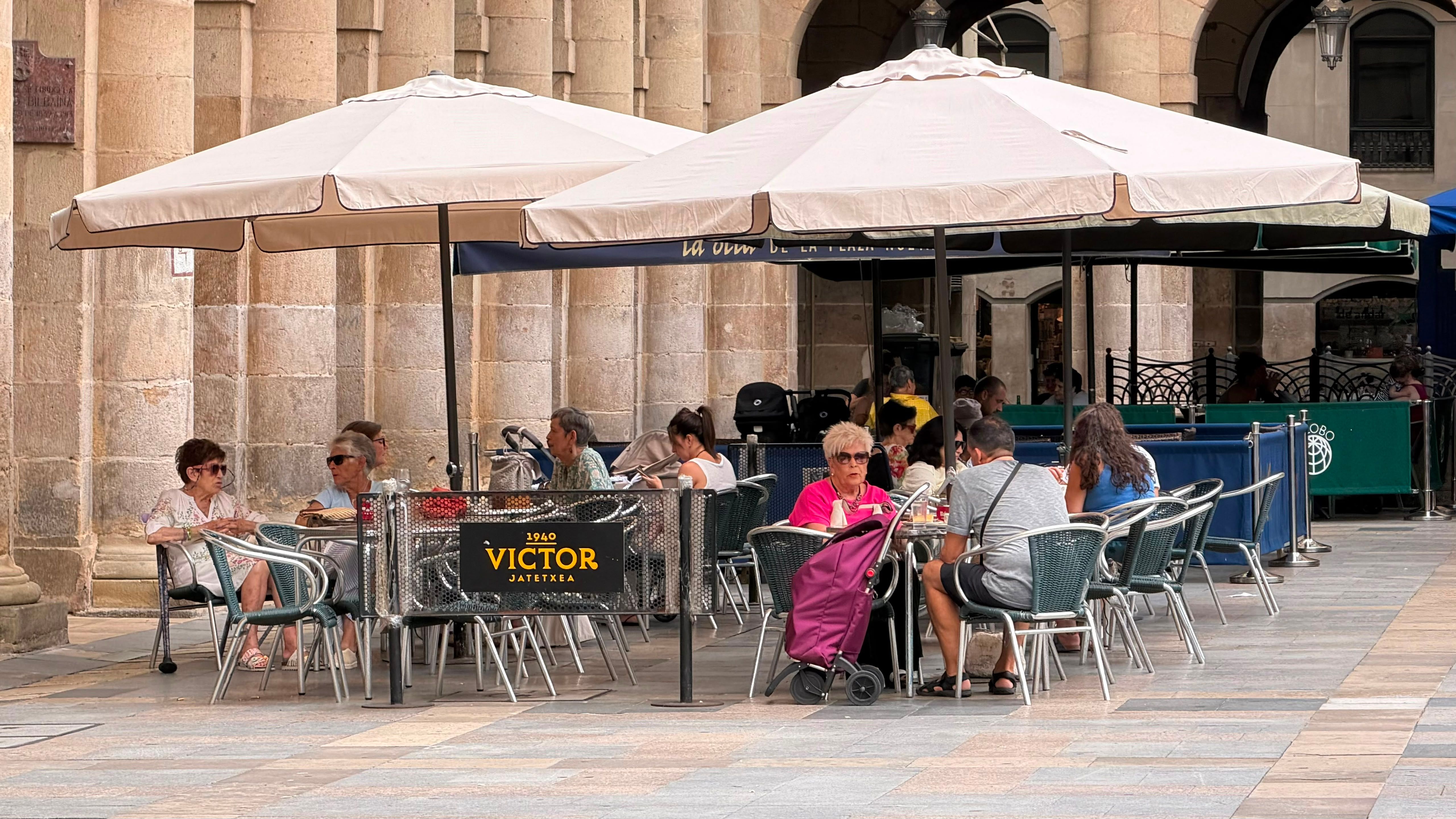 Varias personas en la terraza de un restaurante del centro de Bilbao
