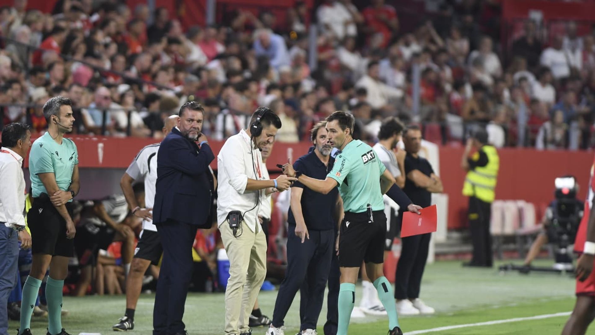 De Burgos Bengoetxea, explicando la situación