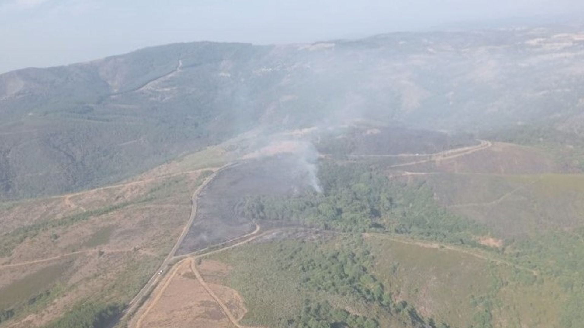 Desalojados dos pueblos por el incendio forestal de nivel 2 en Hermisende, Zamora Desalojados dos pueblos por el incendio forestal de nivel 2 en Hermisende, Zamora