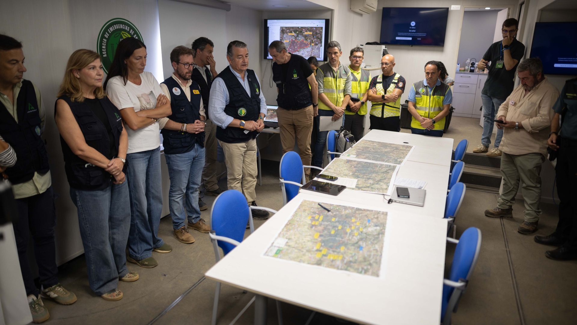 El vicepresidente primero de la Junta de Andalucía y consejero de Presidencia, Sanidad y Emergencias, Antonio Sanz, en el Puesto de Mando Avanzado del incendio de Niebla (Huelva). El vicepresidente primero de la Junta de Andalucía y consejero de Presidencia, Sanidad y Emergencias, Antonio Sanz, en el Puesto de Mando Avanzado del incendio de Niebla (Huelva).