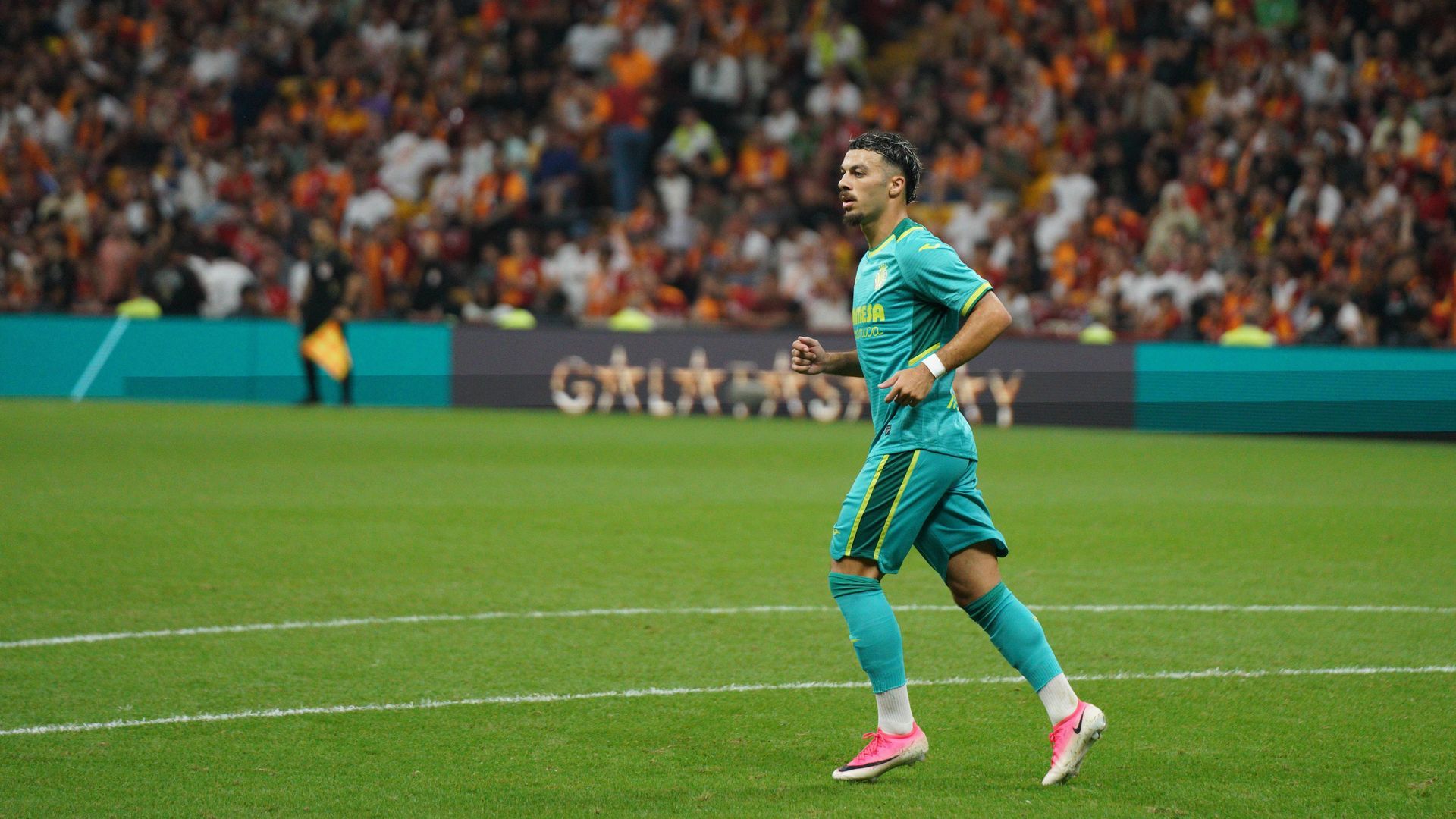 Georges Mikautadze celebra su gol en el Galatasaray-Villarreal