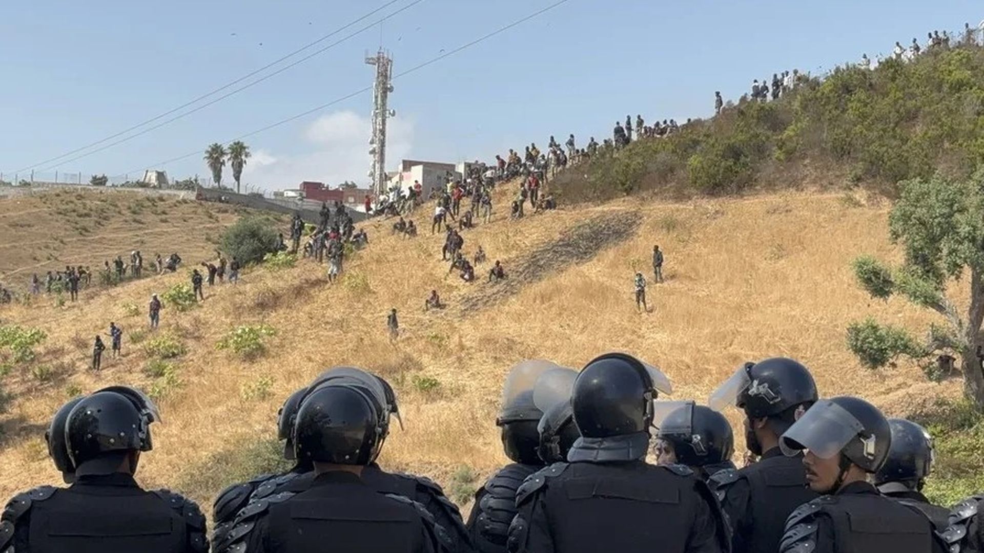 Las fuerzas de Seguridad de Marruecos vigilan este sábado a decenas de migrantes subsaharianos que vinieron a las afueras de Castillejos. Las fuerzas de Seguridad de Marruecos vigilan este sábado a decenas de migrantes subsaharianos que vinieron a las afueras de Castillejos.