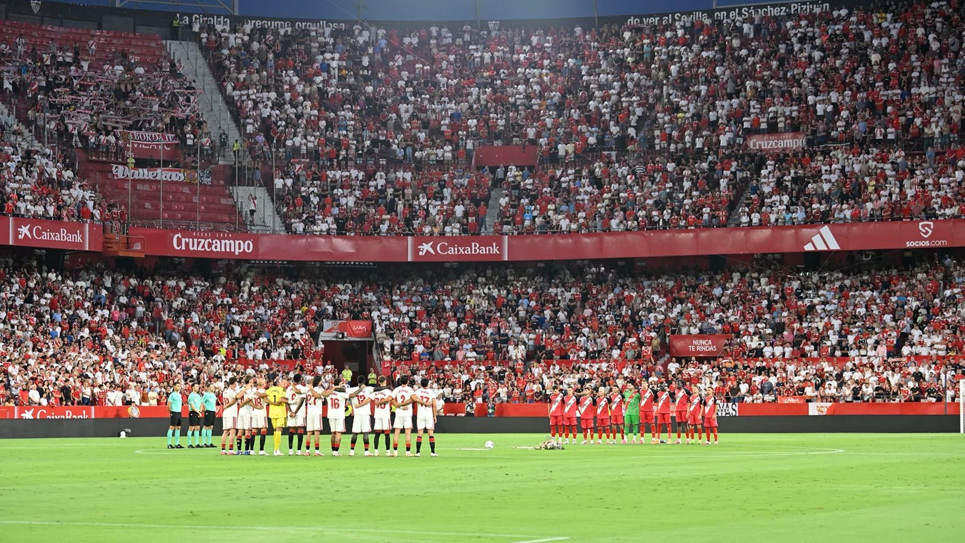 Los jugadores de Rayo y Sevilla, en el minuto de silencio Los jugadores de Rayo y Sevilla, en el minuto de silencio