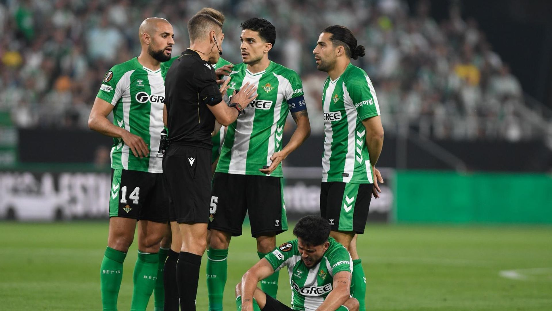 Los jugadores del Betis, protestándole al árbitro Los jugadores del Betis, protestándole al árbitro
