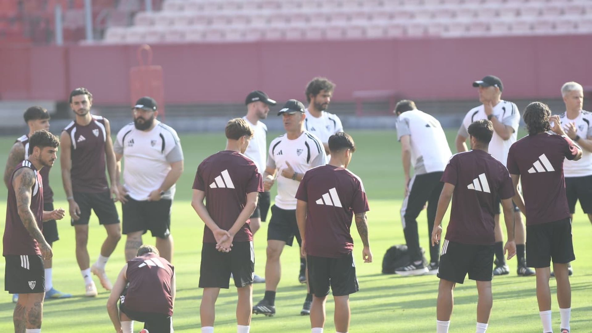 Los jugadores del Sevilla, en el entrenamiento de este miércoles Los jugadores del Sevilla, en el entrenamiento de este miércoles