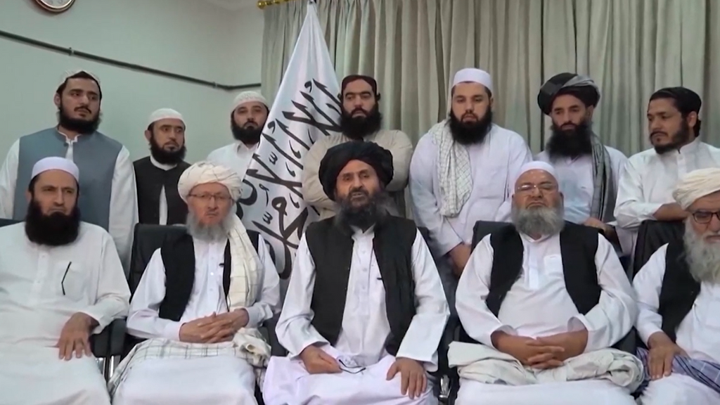 Los talibanes afirman que buscan la "paz con el mundo" y piden "poner fin a las conspiraciones exteriores" contra Afganistán