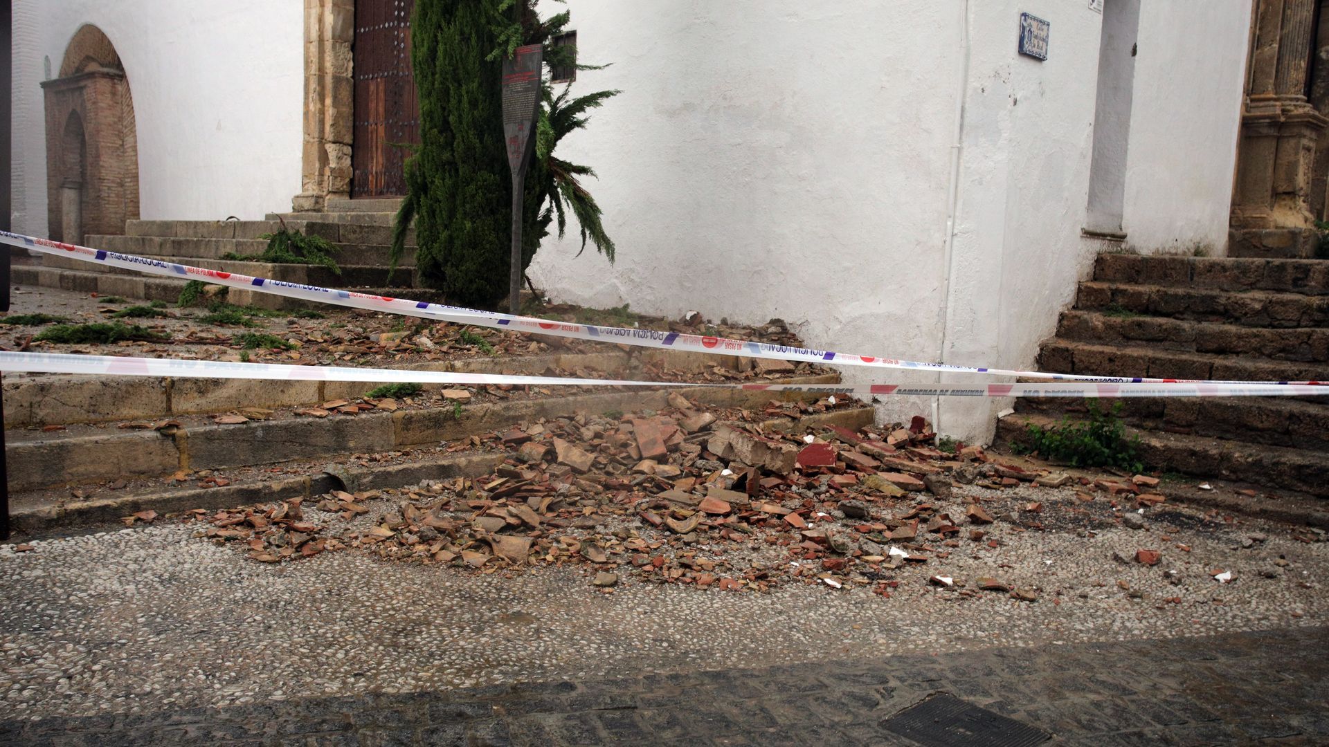Última hora del terremoto de magnitud 5 en Granada: registradas 98 réplicas tras el terremoto de Granada, 13 de ellas sentidas por la población Última hora del terremoto de magnitud 5 en Granada: registradas 98 réplicas tras el terremoto de Granada, 13 de ellas sentidas por la población