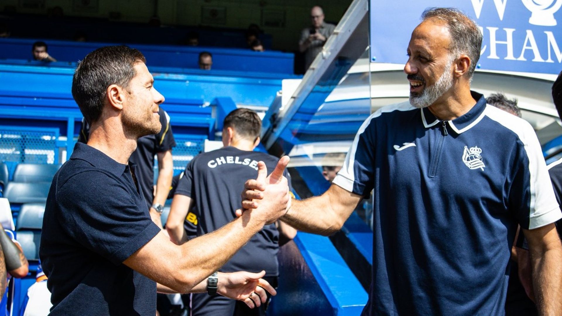 Xabi Alonso y Pellegrino Matarazzo se saludan antes del Chelsea-Real Sociedad Xabi Alonso y Pellegrino Matarazzo se saludan antes del Chelsea-Real Sociedad