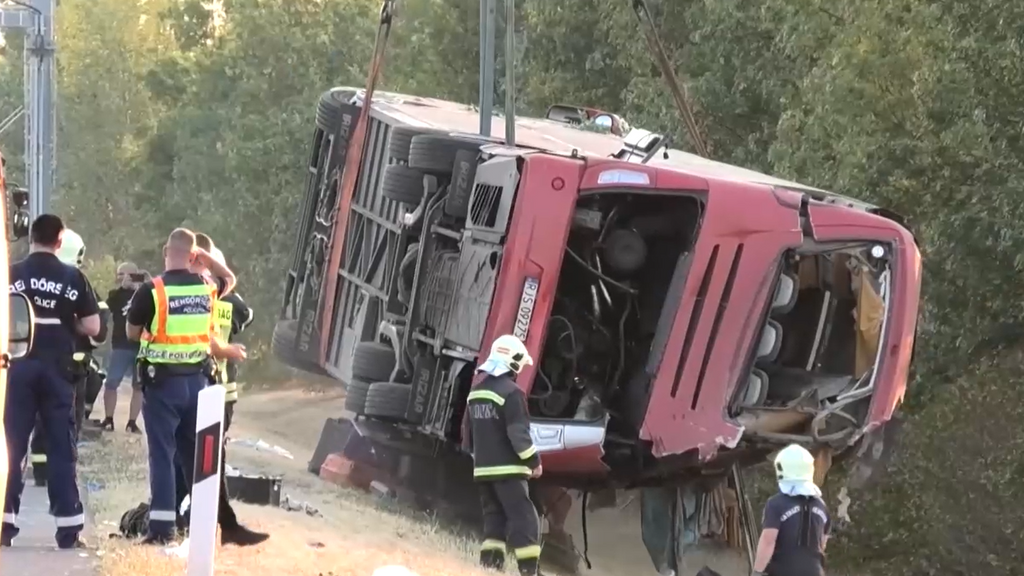 Al menos 12 muertos y casi 50 heridos al volcar un autobús de Polonia en Hungría