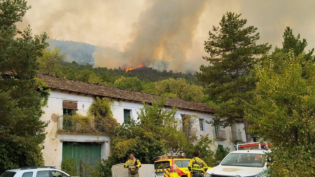 Los trabajos de extinción del incendio de Riglos, Huesca, se centran en el flanco derecho: "Nos preocupa su evolución ahí"