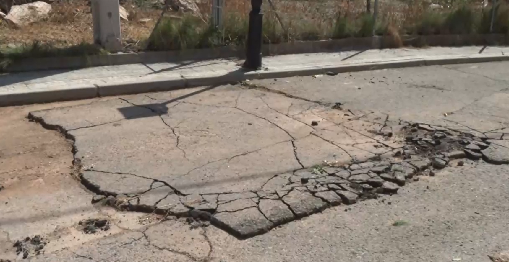 Calzada agrietada consecuencia de las intensas lluvias en Bejís