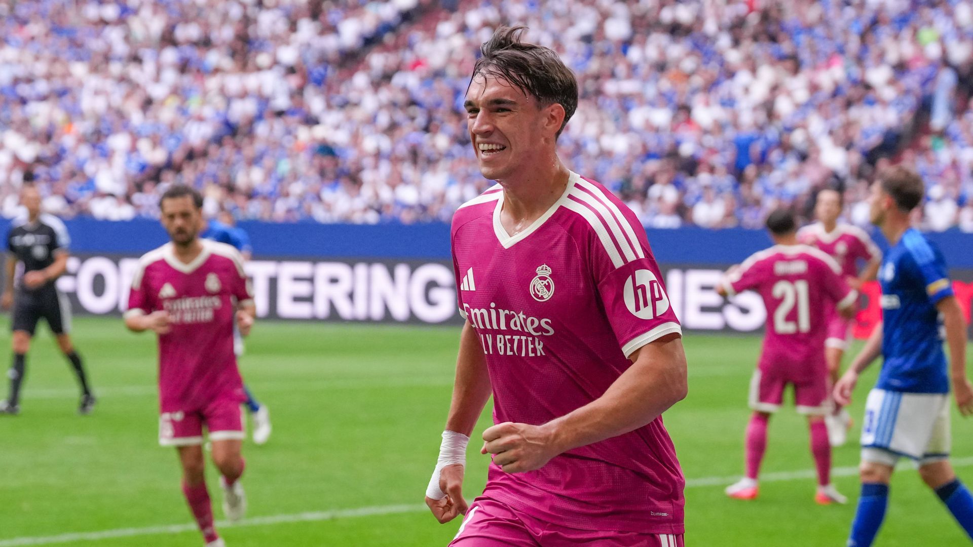 Carlos Espí celebra su gol en el Schalke-Real Madrid