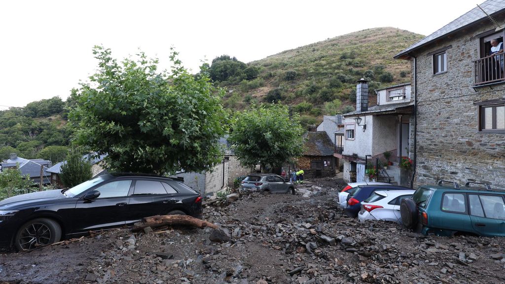Los vecinos de Manzanedo, León, limpian el barro de las calles tras la riada: "Es horrible, nunca vimos algo así"