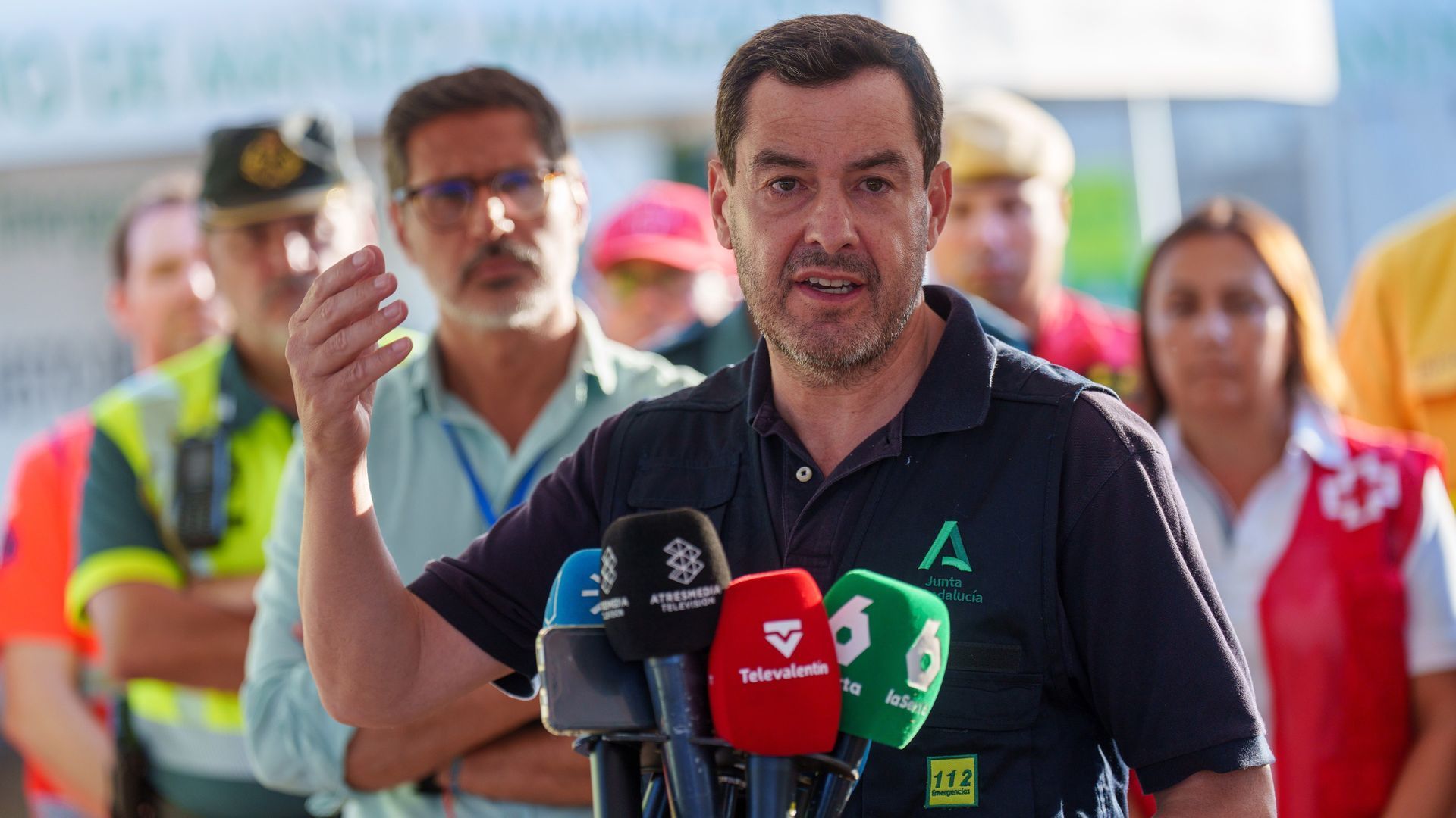 El presidente de la Junta de Andalucía, Juanma Moreno, durante su visita al PMA del incendio de Niebla el pasado viernes. El presidente de la Junta de Andalucía, Juanma Moreno, durante su visita al PMA del incendio de Niebla el pasado viernes.