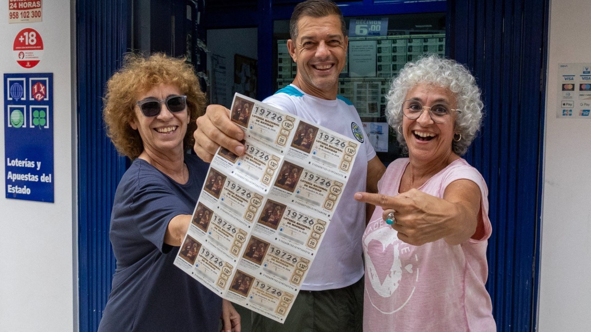 El presidente del Club de Waterpolo Motril sostiene décimos con la fecha del Mundial El presidente del Club de Waterpolo Motril sostiene décimos con la fecha del Mundial