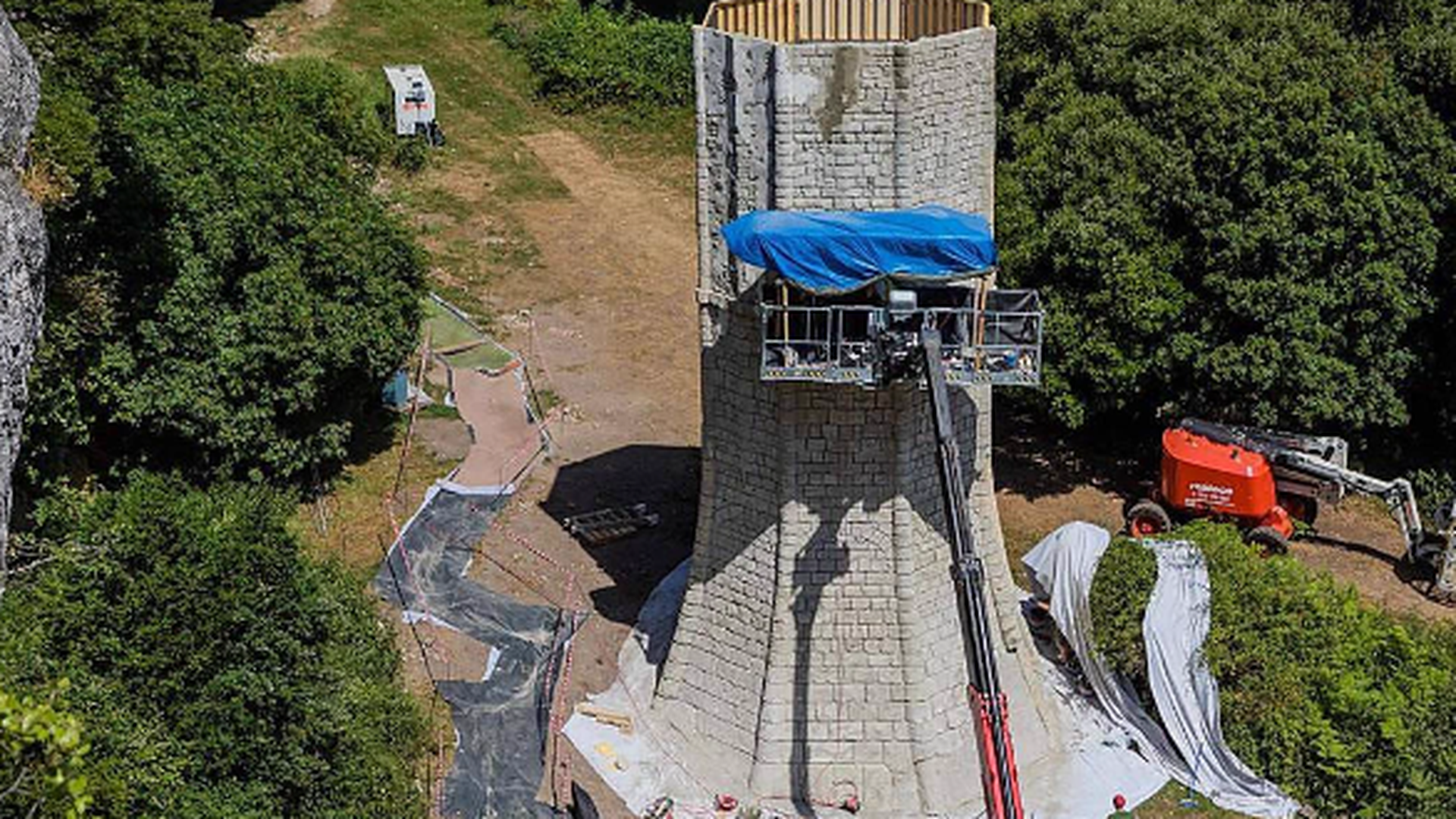 En junio se empezó a levantar la icónica torre de Rapunzel de más de 30 metros en la Campa de Valparaíso En junio se empezó a levantar la icónica torre de Rapunzel de más de 30 metros en la Campa de Valparaíso