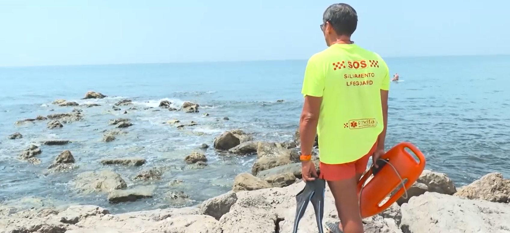 Guillermo Lachica delante de una zona de rocas en Torrox, Málaga
