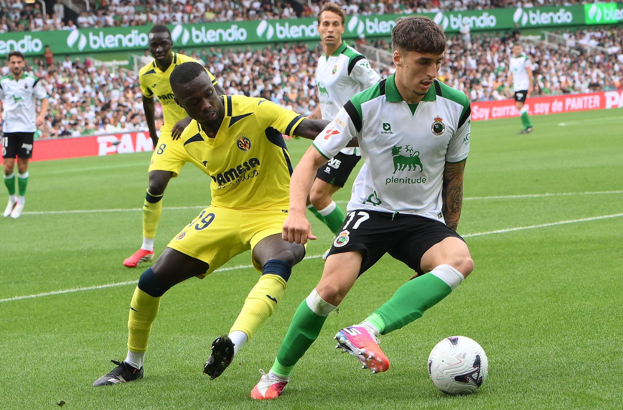 Jorge Salinas regatea a Pépé en el Racing-Villarreal
