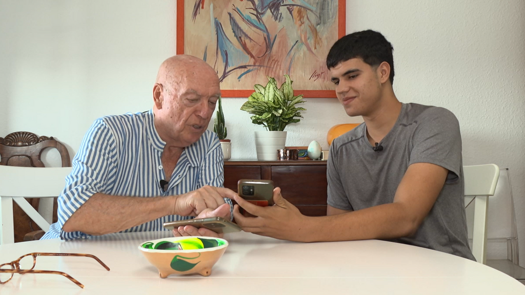 Los abuelos y los nietos, unidos por la tecnología: la brecha digital afecta al 67% de los mayores de 60 años
