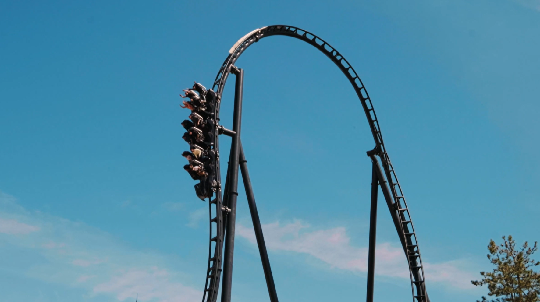 Montaña rusa de Batman en la que se ha subido Enrique Obrero