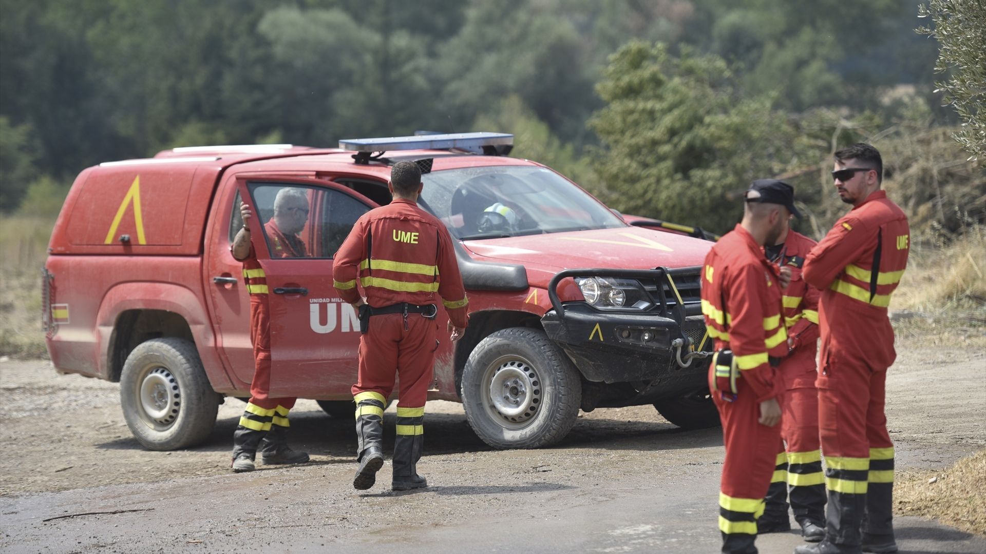 Muere un militar de la UME en un accidente durante la extinción del incendio de Las Peñas de Riglos, Huesca