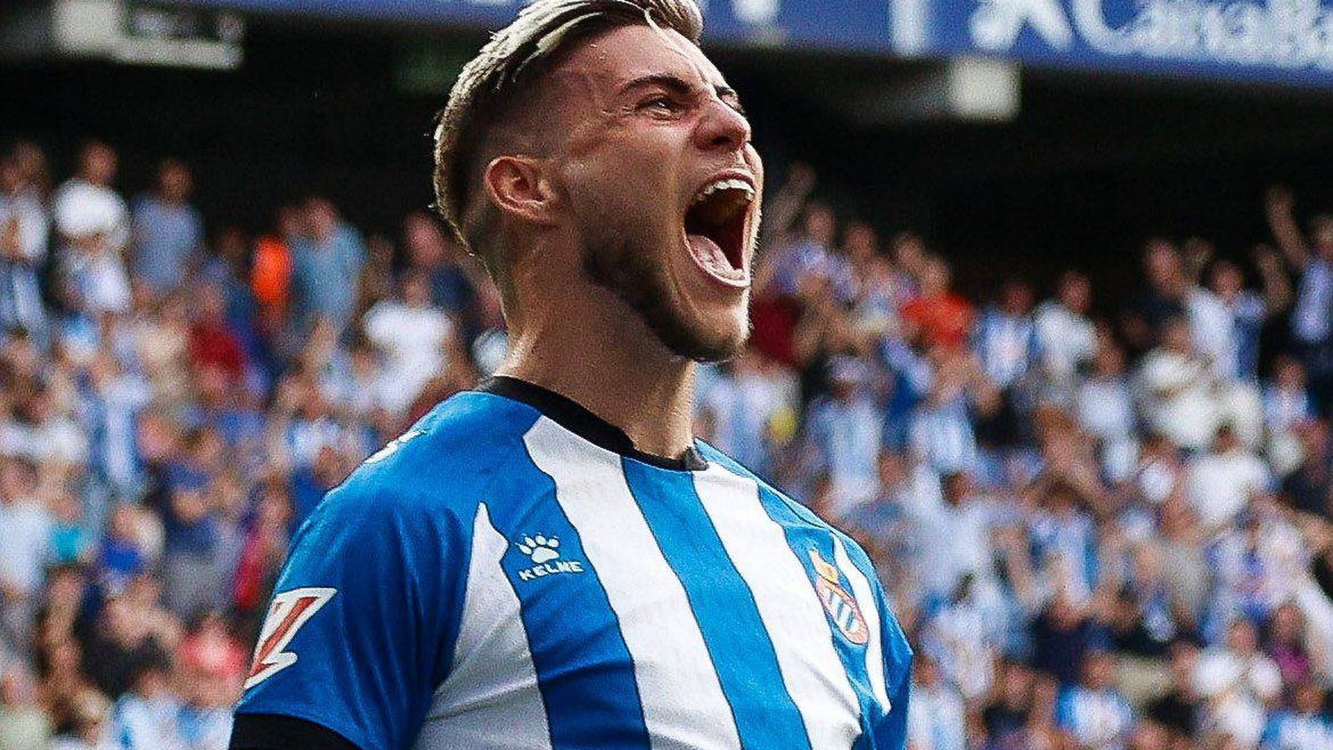 Roberto celebra uno de sus goles en el Espanyol-Levante