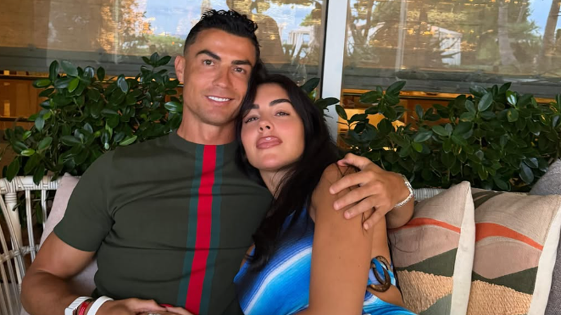 Salen a la luz las primeras imágenes de la boda de Cristiano Ronaldo y Georgina Rodríguez: dónde se celebró y qué estilismo escogieron Salen a la luz las primeras imágenes de la boda de Cristiano Ronaldo y Georgina Rodríguez: dónde se celebró y qué estilismo escogieron