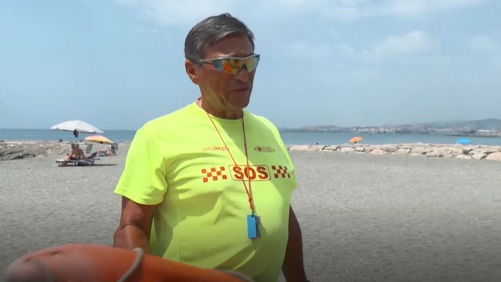 Guillermo Lachica, el socorrista más longevo de España que vigila las playas de Torrox a sus 71 años