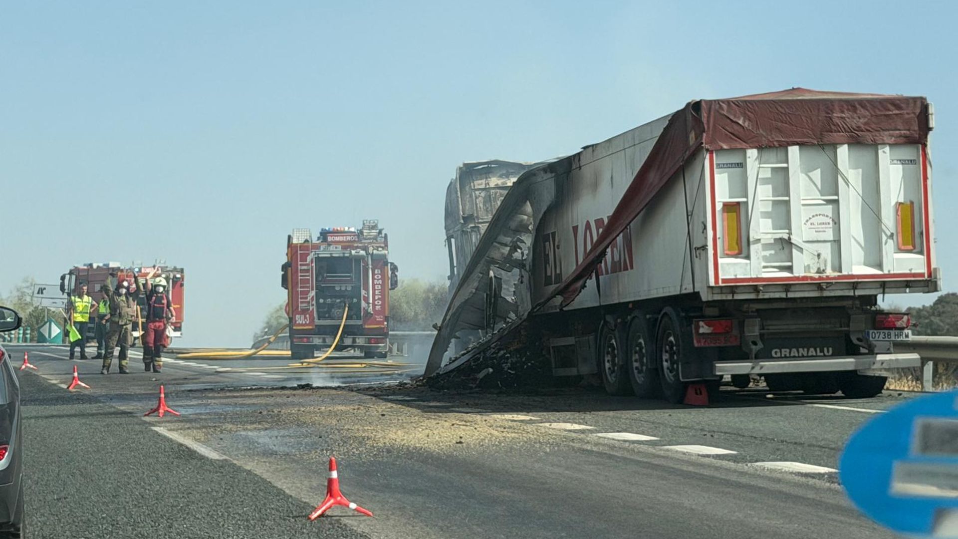 Arde un camión en la A-66 en El Ronquillo, Sevilla: bomberos y un helicóptero intervienen para frenar el fuego a los lados de la carretera