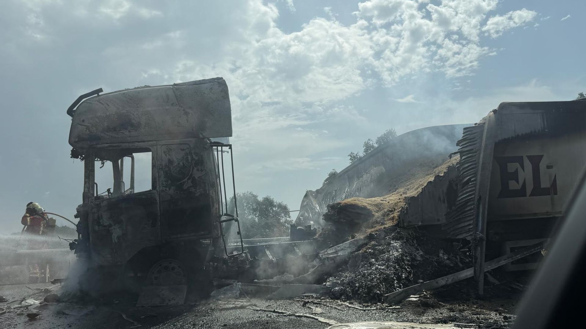 Arde un camión en la A-66 en El Ronquillo, Sevilla: bomberos y un helicóptero intervienen para frenar el fuego a los lados de la carretera