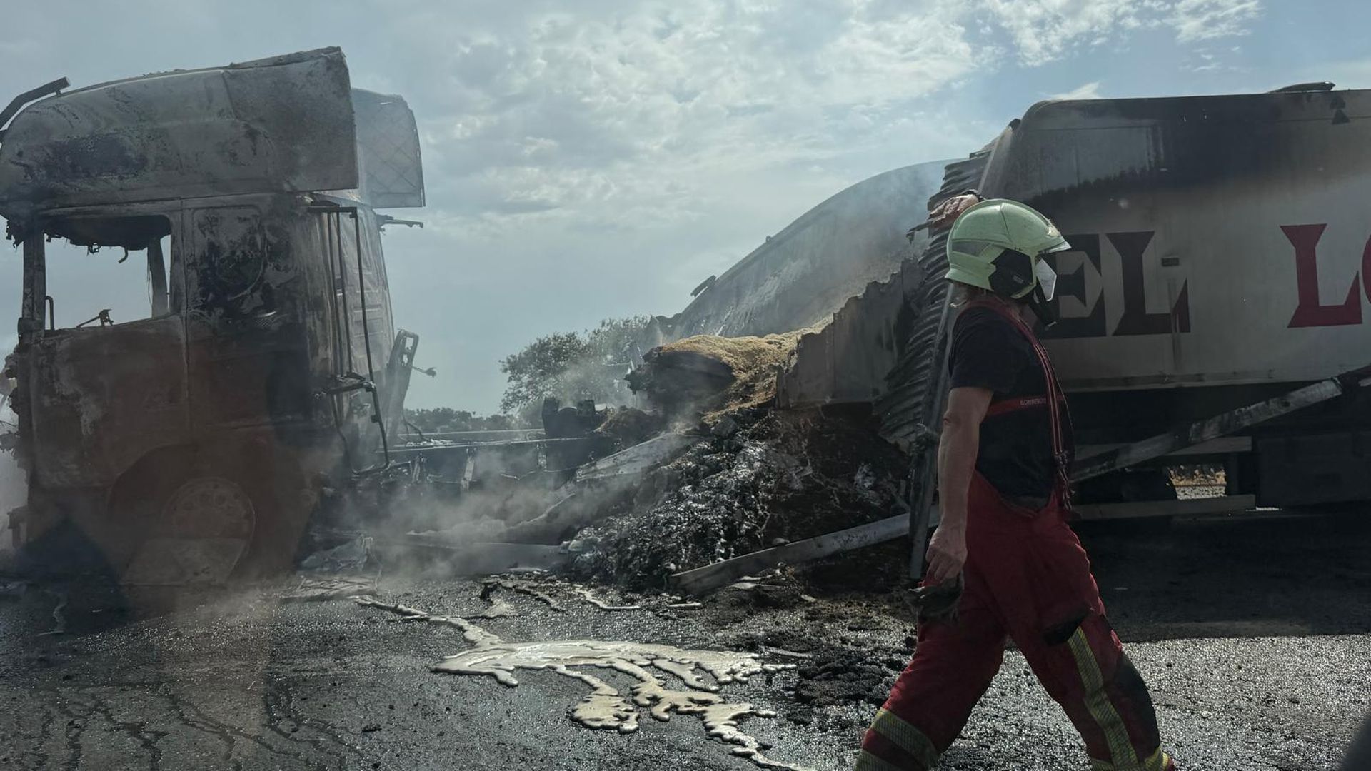 Arde un camión en la A-66 en El Ronquillo, Sevilla: bomberos y un helicóptero intervienen para frenar el fuego a los lados de la carretera Arde un camión en la A-66 en El Ronquillo, Sevilla: bomberos y un helicóptero intervienen para frenar el fuego a los lados de la carretera