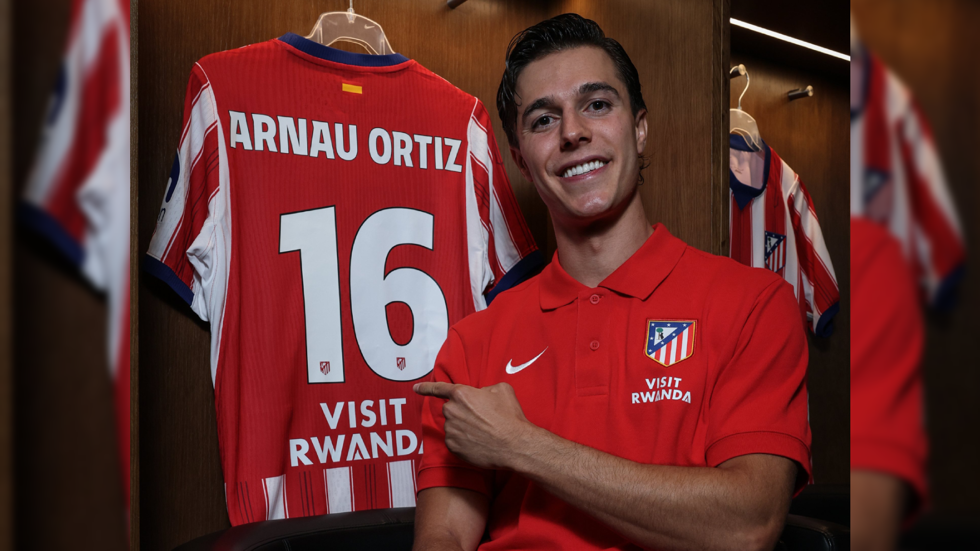 Arnau Ortiz posa con su nuevo dorsal del Atlético de Madrid Arnau Ortiz posa con su nuevo dorsal del Atlético de Madrid