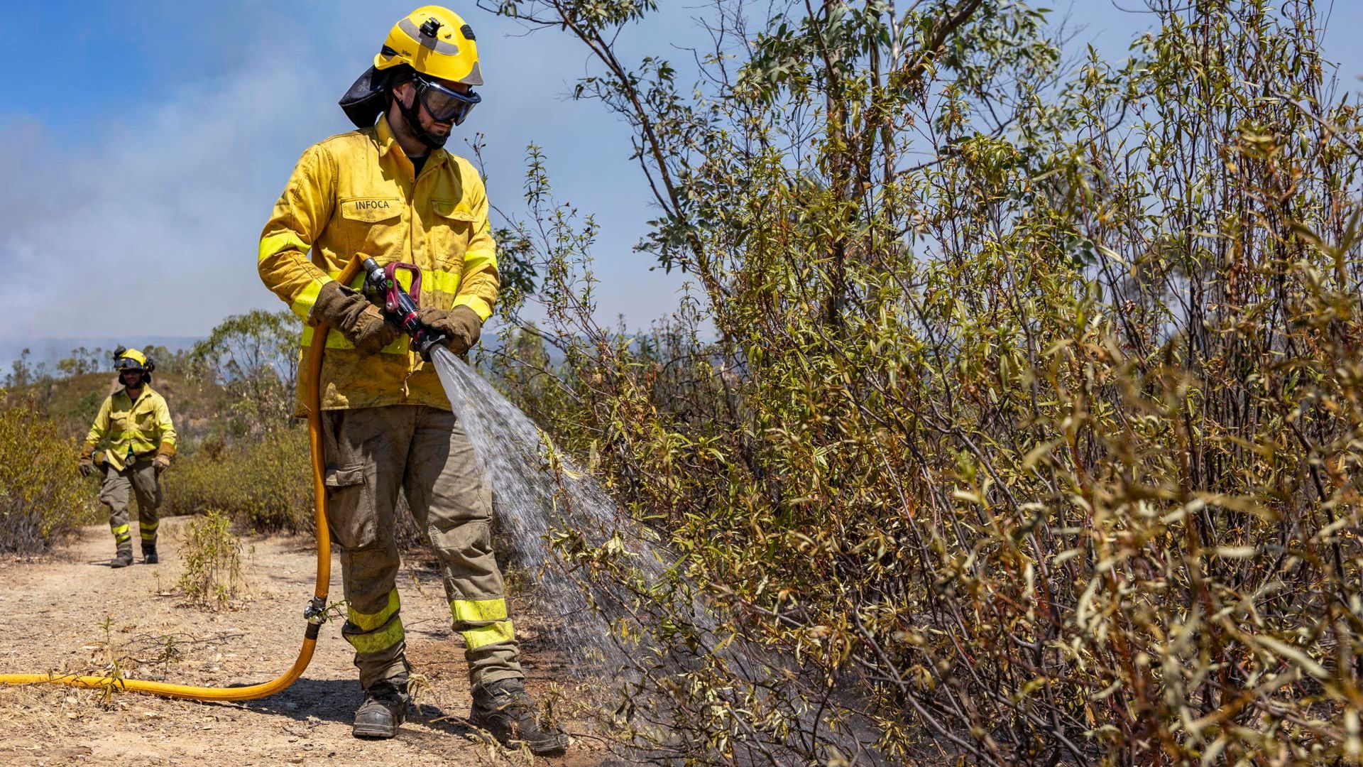 Bomberos trabajan en las labores de extinción del incendio forestal en el paraje Raboconejo de Niebla (Huelva), Bomberos trabajan en las labores de extinción del incendio forestal en el paraje Raboconejo de Niebla (Huelva),
