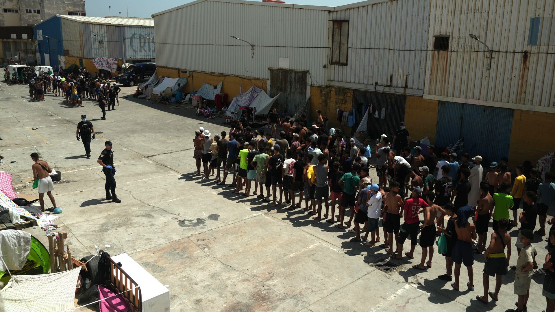 Comienza el montaje del primer centro de acogida temporal de inmigrantes en Ceuta Comienza el montaje del primer centro de acogida temporal de inmigrantes en Ceuta