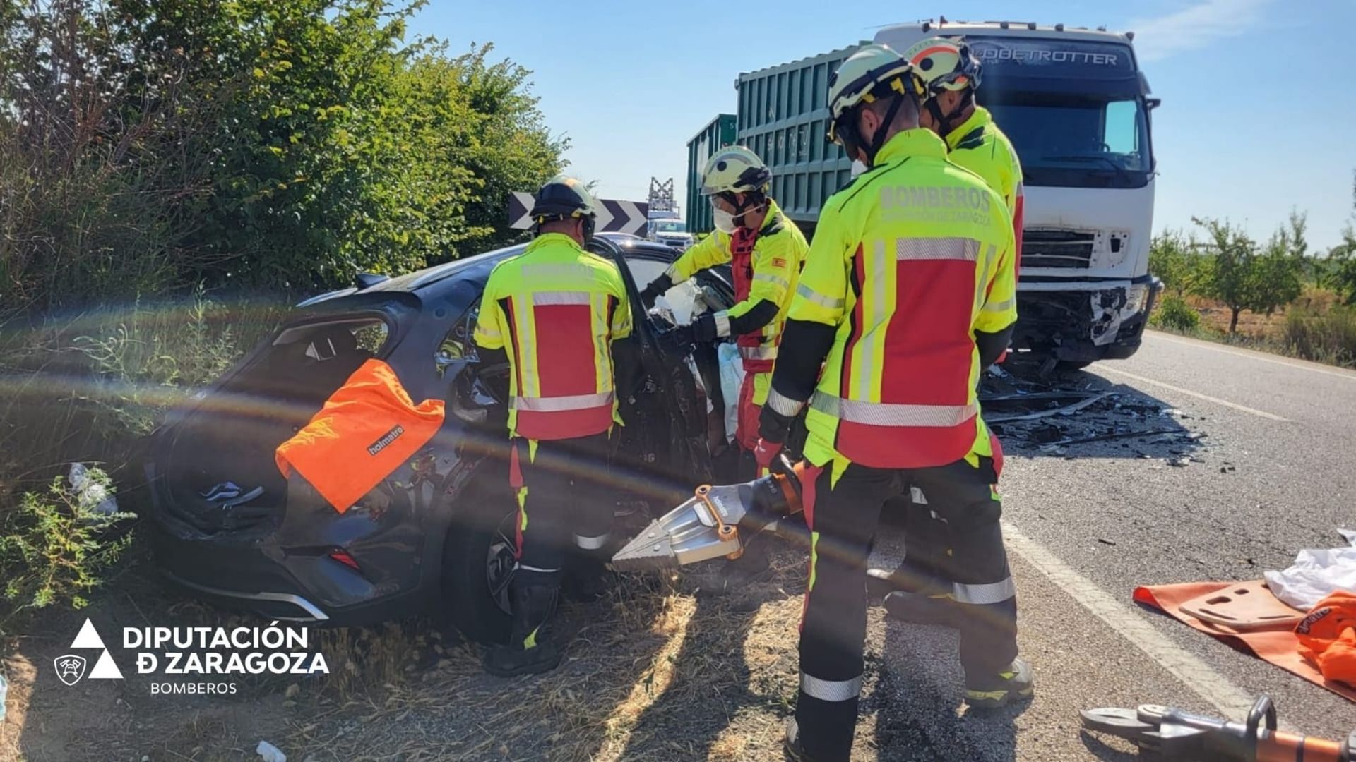 Cuatro muertos y un herido grave en un accidente de tráfico en la N-122 en Zaragoza tras chocar frontalmente un turismo y un camión Cuatro muertos y un herido grave en un accidente de tráfico en la N-122 en Zaragoza tras chocar frontalmente un turismo y un camión